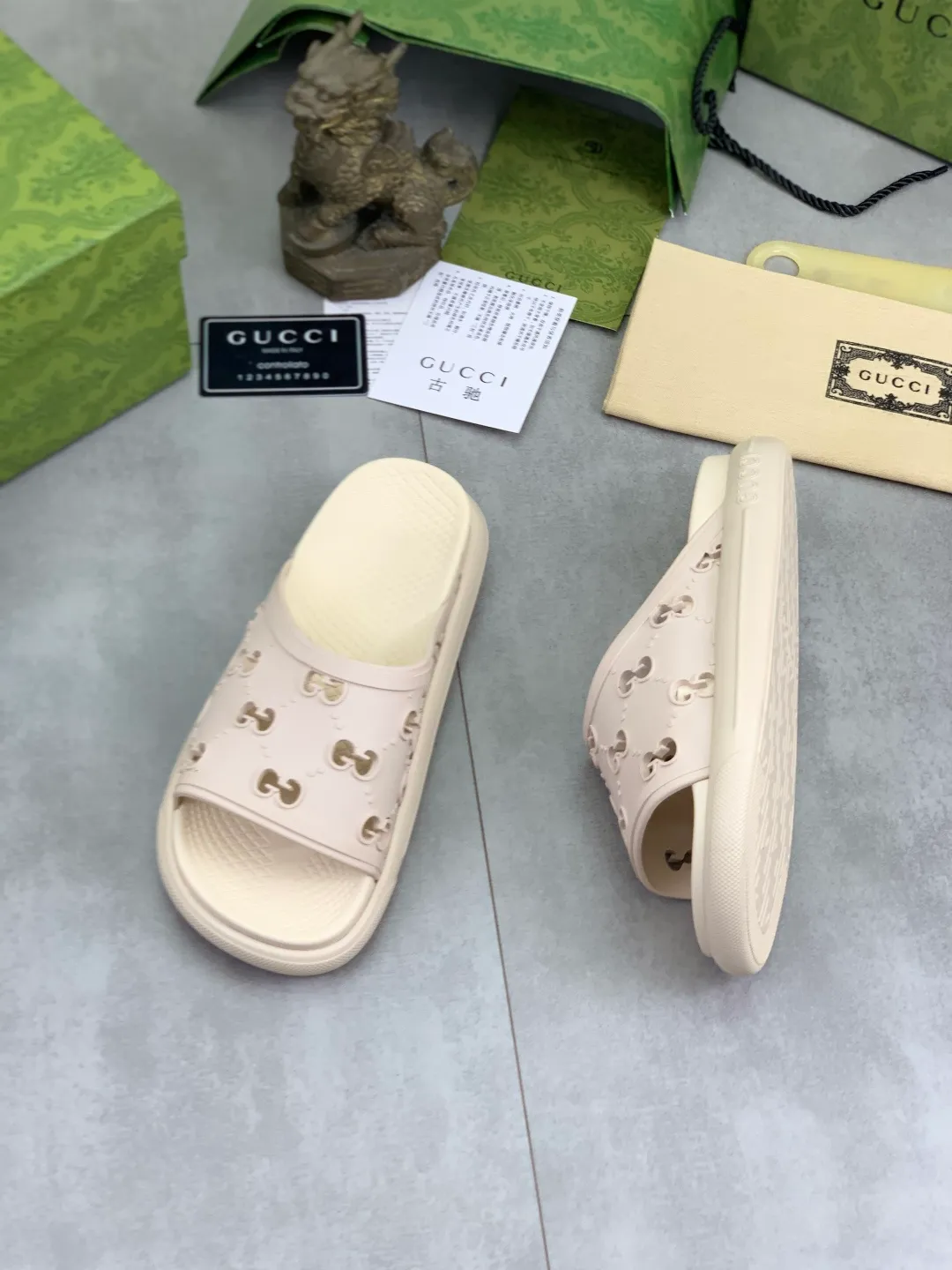Men's Men's Shoes 💰P300💰[New Style] High Version 🎁🎁🎁 GUCCI New Year of the Snake casual slippers, original official website, perfect workmanship, transmitting a kind of noble luxury, sublimating its definition of luxury in Gucci's high-end extraordinary craftsmanship. Original Gucci double G combination outsole, code number: 35-46, complete package